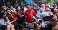 Drama Jersey Ridwan Kamil Pakai Baju Persija Saat Blusukan di Kampung Bayam
