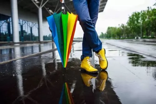 Cara Mengeringkan Sepatu yang Basah Kehujanan tanpa Sinar Matahari