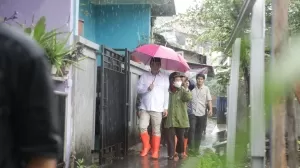 Potret Anggota DPRD DKI Payungi Pejabat Dinas