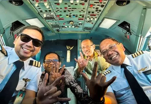 Bos Garuda Akan Panggil Pilot yang Pose 3 Jari Bersama Mahfud MD