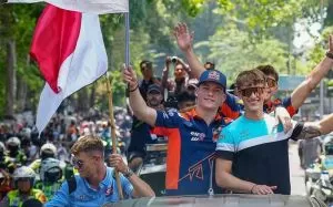 [Foto] Rider MotoGP Tak Ikut Pawai, Parade Pebalap di Kota Mataram Tetap Ramai