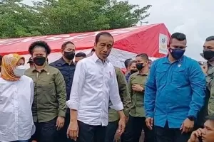 Kunjungi Depo Pelumpang, Jokowi Beri Bantuan dan Minta Audit Semua Zona Bahaya