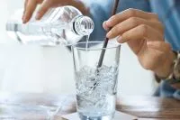 Minum Air Dingin di Tengah Cuaca Panas, Apa yang Terjadi?