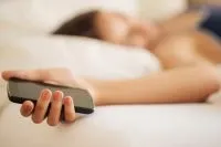 Menaruh Ponsel di Bawah Bantal saat Tidur, Apakah Bahaya?