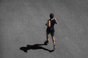 Lari atau Jalan Kaki? Mana yang Lebih Baik untuk Turunkan Berat Badan