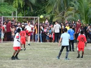 [Foto] Aksi Presiden Jokowi Main Sepak Bola dengan Pelajar di Biak Numfor