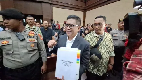 Hasto Kristiyanto Tertawa: &quot;Masih Belajar Jadi Terdakwa&quot; di Sidang Kasus Suap KPU