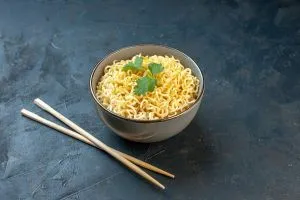 Makanan yang Tidak Boleh Dikonsumsi Bersamaan dengan Mie Instan