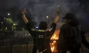 Demo 9 Tahun Jokowi Ricuh, Massa Lempari Polisi Batu dan Botol