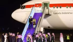 Dari RRT, Presiden Joko Widodo dan Ibu Iriana Tiba di Riyadh
