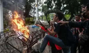 Demo 9 Tahun Jokowi Ricuh, Dua Orang Terobos Barikade Diamankan Aparat