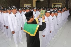 Jokowi Sahkan Revisi UU Desa, Kades Dapat Tunjangan Anak dan Pensiun