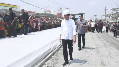 Jokowi Tinjau Proyek Rekonstruksi Jalan Rusak di Lampung Tengah