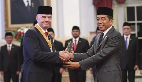 Presiden Jokowi Berikan Bintang Jasa Pratama ke Presiden FIFA Gianni Infantino
