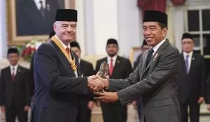 Presiden Jokowi Berikan Bintang Jasa Pratama ke Presiden FIFA Gianni Infantino