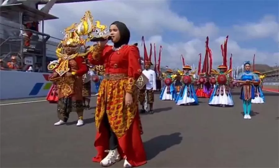 Putri Ariani Nyanyikan Indonesia Raya dengan Luar Biasa di MotoGP Mandalika 2023
