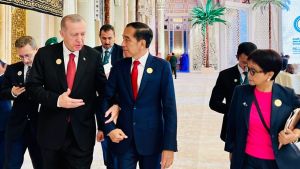 Presiden Joko Widodo melakukan pertemuan bilateral dengan Presiden Turki, Recep Tayyip Erdogan, di sela-sela Konferensi Tingkat Tinggi (KTT) Luar Biasa Organisasi Kerja Sama Islam (OKI) di Riyadh, Arab Saudi, pada Sabtu, 11 November 2023