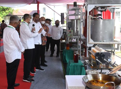 Presiden Jokowi meninjau proses penelitian minyak makan merah di PPKS, Kampung Baru, Kota Medan, Kamis (07/07/2022).