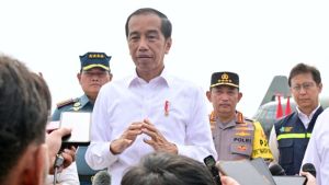 Presiden Joko Widodo menyampaikan keterangannya usai melepas bantuan kemanusiaan dari Indonesia untuk Palestina di Pangkalan TNI AU Halim Perdanakusuma Jakarta, pada Sabtu, 4 November 2023