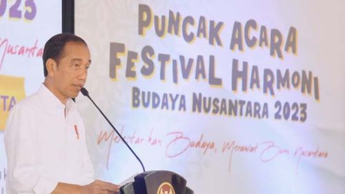 Presiden Joko Widodo menyampaikan sambutannya saat menghadiri Festival Harmoni Budaya Nusantara di Lapangan Taruna, Kecamatan Sepaku, Kabupaten Penajam Paser Utara, pada Jumat, 3 November 2023