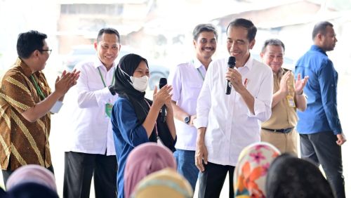 Presiden Joko Widodo menyerahkan langsung bantuan pangan cadangan beras pemerintah bagi masyarakat penerima manfaat di Lapangan Sahate Purwakarta, Kabupaten Purwakarta, Provinsi Jawa Barat, pada Kamis, 9 November 2023