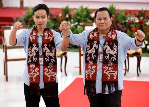 Prabowo merasa terhormat mendapat dukungan dari SBY dan beliau mengaku dirinya juga mendapat dukungan dari Presiden Joko Widodo