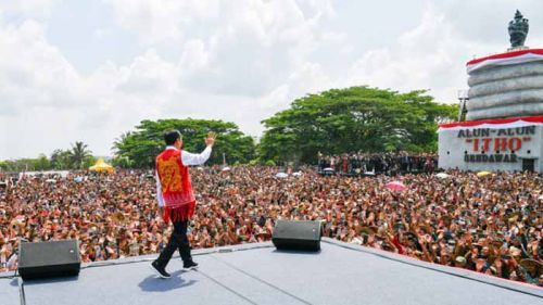 Presiden Joko Widodo menghadiri Festival Dangai Ehau yang digelar di Alun-Alun ITHO, Kabupaten Kutai Barat, Provinsi Kalimantan Timur, pada Jumat, 3 November 2023