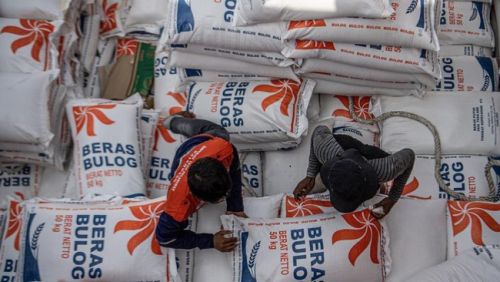 Buruh pelabuhan membongkar beras impor asal Thailand dari kapal kargo di Pelabuhan Boom Baru, Palembang, Sumatera Selatan, Jumat (1/3/2024)