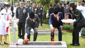 Presiden Joko Widodo bertindak sebagai inspektur upacara memimpin ziarah nasional dalam rangka peringatan Hari Pahlawan tahun 2023 di Taman Makam Pahlawan (TMP) Nasional Utama Kalibata, Jakarta, pada Jumat, 10 November 2023