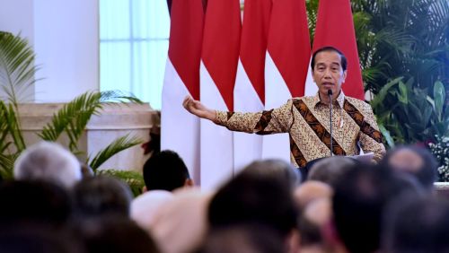 Presiden Joko Widodo menyampaikan sambutannya dalam acara Silaturahmi Presiden Republik Indonesia dengan Para Penggiat Infrastruktur dalam rangka Hari Bakti PU Ke-78 di Istana Negara, Jakarta pada Senin, 4 Desember 2023