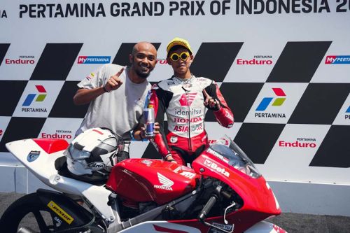 Pembalap Indonesia Veda Ega Pratama (kanan) Juara Asia Talent Cup (ATC) 2023 pada balapan pertama seri Mandalika (14/10/2023)
