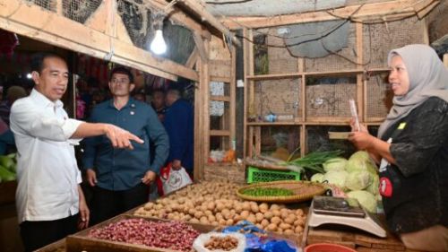 Presiden Joko Widodo meninjau harga bahan pangan di Pasar Citeko, Kabupaten Purwakarta, Provinsi Jawa Barat, pada Kamis, 9 November 2023