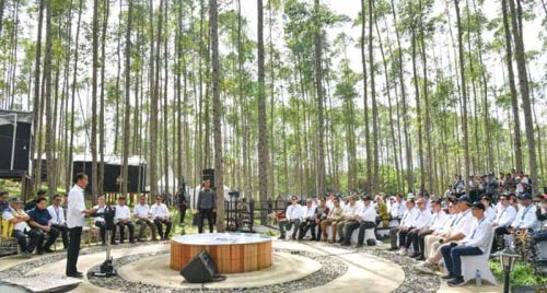 Presiden Joko Widodo menyampaikan sambutannya pada acara Kompas 100 CEO Forum yang digelar di kawasan IKN, Kabupaten Penajam Paser Utara, Provinsi Kalimantan Timur, pada Kamis, 2 November 2023