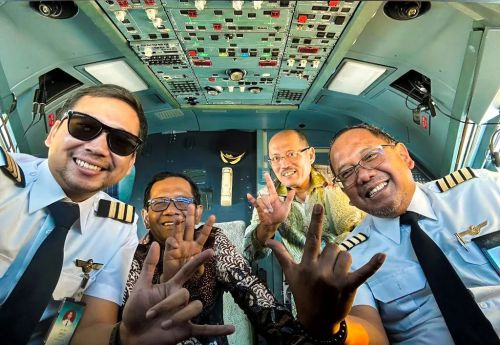 Mahfud MD berfoto bersama pilot di kokpit pesawat