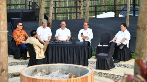 Presiden Joko Widodo menikmati pagi yang cerah bersama para menteri di lokasi tempatnya bermalam di Ibu Kota Nusantara (IKN), Kabupaten Penajam Paser Utara, Provinsi Kalimantan Timur pada Jumat, 3 November 2023