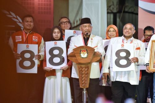 Presiden PKS Ahmad Syaikhu memberikan pidato usai penetapan nomor urut peserta Pemilu 2004 di kantor KPU Jakarta