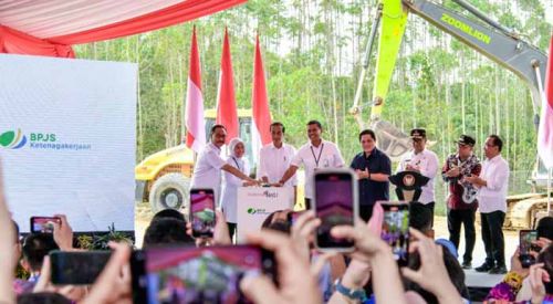 Presiden Joko Widodo memulai pembangunan Kantor Badan Penyelenggara Jaminan Sosial (BPJS) Ketenagakerjaan di Ibu Kota Nusantara (IKN), Provinsi Kalimantan Timur, dengan melakukan peletakan batu pertama atau groundbreaking pada Kamis, 2 November 2023