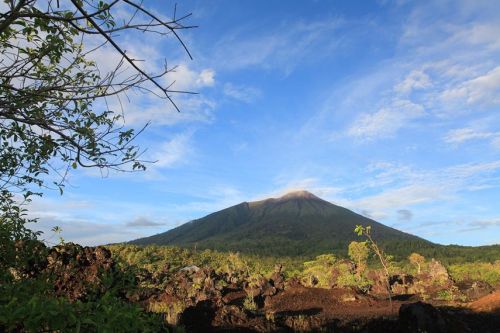 Gunung Gamalama, ikonik Alam Kota Ternate yang Mempesona