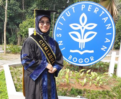 Dr. Wage Ratna Rohaeni, SP. MSi berhasil mengukir prestasi dengan menjadi wisudawan Program Doktor terbaik di Institut Pertanian Bogor (IPB) dengan IPK 4.00.