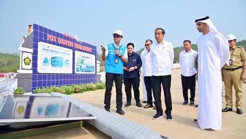 Presiden Joko Widodo meninjau pembangkit listrik tenaga surya (PLTS) terapung Cirata yang terletak di Kabupaten Purwakarta, Provinsi Jawa Barat, pada Kamis, 9 November 2023