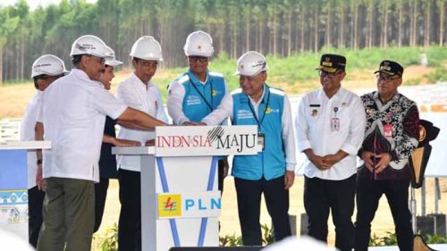 Presiden Joko Widodo melakukan peletakan batu pertama atau groundbreaking PLTS IKN di Kawasan IKN, Provinsi Kalimantan Timur, Kamis, 2 November 2023