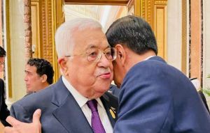Presiden RI Joko Widodo (Jokowi) merangkul Presiden Palestina Mahmoud Abbas di sela-sela pelaksanaan KTT Luar Biasa Organisasi Kerja Sama Islam (OKI) yang digelar di Riyadh, Arab Saudi, Sabtu (11/11).