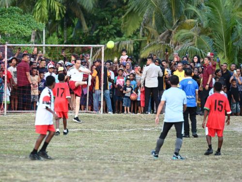 Main Sepak Bola dengan Pelajar di Biak Numfor, Presiden: Ini Bentuk Motivasi untuk Mereka (22/11)