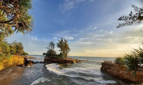 Pantai Sungai Suci juga dikenal sebagai &quot;Pieces of Heaven-nya Bengkulu&quot; ini merupakan tempat favorit Bung Karno ketika diasingkan ke Bengkulu