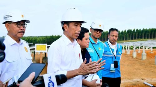 Presiden Joko Widodo menyampaikan keterangannya kepada awak media usai melakukan peletakan batu pertama pembangunan Pembangkit Listrik Tenaga Surya (PLTS) di kawasan IKN, Provinsi Kalimantan Timur, pada Kamis, 2 November 2023