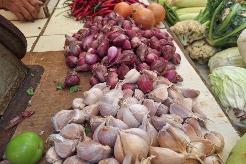 Harga bawang putih, dan bawang merah di Pasar Koja Baru, ikut naik jelang Ramadha